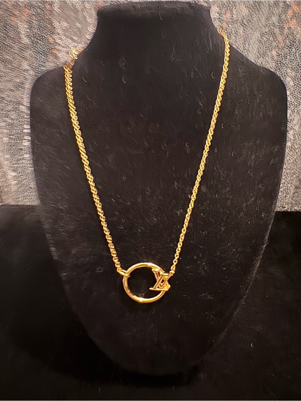 Louis Vuitton Gold-Tone Circle Pendant Necklace M61084 LE1124
